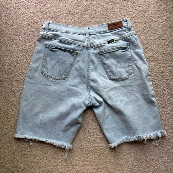 Wrangler Women’s High Rise Bermuda Jean Shorts in Icy Light Wash sz 8 - Picture 5 of 8